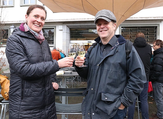 Die Oltnerin Mari Vihertola und ihr Nachbar Stefan Hallauer pflegten bei einem Glas Weisswein die gute Nachbarschaft. (Bild: mim)
