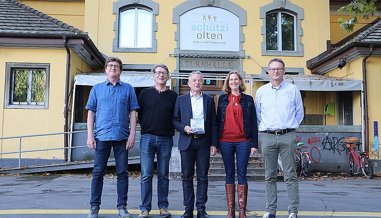 Die Schützi bildet das Herz des Buchfestivals (v.l.): Thomas Knapp, Alex Summermatter und Präsident Georg Berger vom Förderverein Buchfestival Olten sowie Wiebke Steinfeldt und Urs Bütler von der Buchhandlung Schreiber. (Bild: mim)