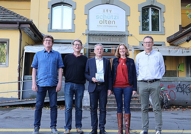Die Schützi bildet das Herz des Buchfestivals (v.l.): Thomas Knapp, Alex Summermatter und Präsident Georg Berger vom Förderverein Buchfestival Olten sowie Wiebke Steinfeldt und Urs Bütler von der Buchhandlung Schreiber. (Bild: mim)