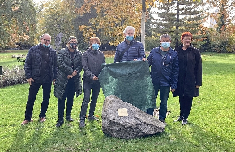 Feierliche Baumübergabe durch die Präsidentin von Pro Natura Solothurn Nicole Hirt (dritte v.l.) im Stadtpark Olten unter Beisein lokaler Persönlichkeiten (v.l.): Kantonsrat Urs Huber, Stadträtin Marion Rauber, Nationalrat Felix Wettstein, Stadtg