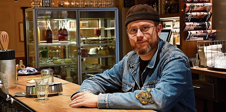 Jürg Halter an der Bar seines Lieblingscafés in Bern. Am Donnerstag, 27. Oktober, tritt der Autor und Künstler am «Müsterliabend» auf, mit dem das Buchfestival Olten eröffnet wird. (Bild: Franz Beidler)