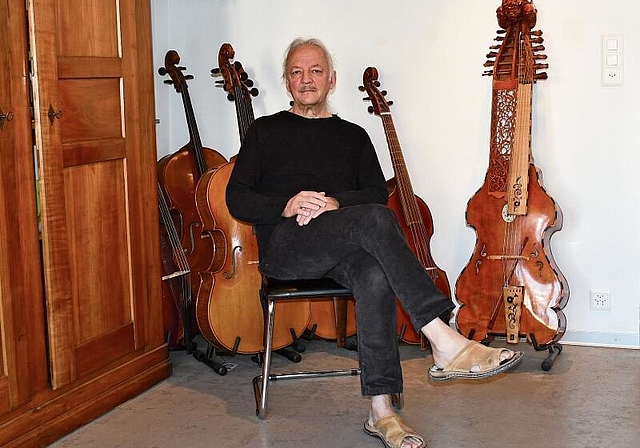 Kuno Schaub im Büro im Stock über seinem Solothurner Geschäft, das er nun schliesst. Rechts steht das Baryton, an dem er über tausend Stunden arbeitete. (Bild: Franz Beidler)