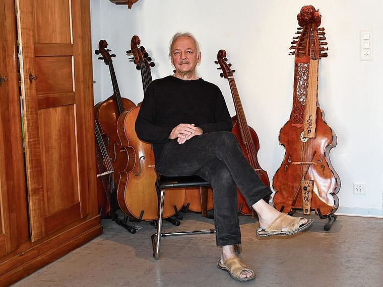 Kuno Schaub im Büro im Stock über seinem Solothurner Geschäft, das er nun schliesst. Rechts steht das Baryton, an dem er über tausend Stunden arbeitete. (Bild: Franz Beidler)