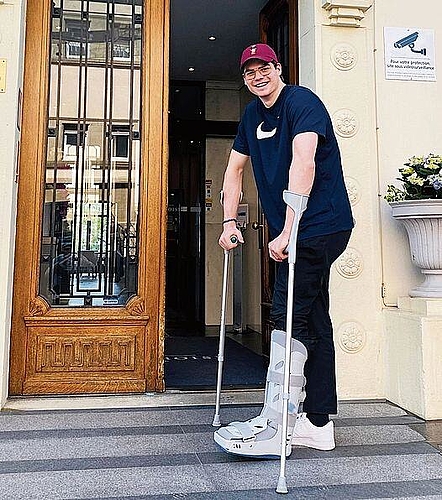 Lian Bichsel vor wenigen Wochen, als er sich von einem in der WM-Vorbereitung erlittenen Wadenbeinbruch erholen musste. (Bilder: ZVG)
