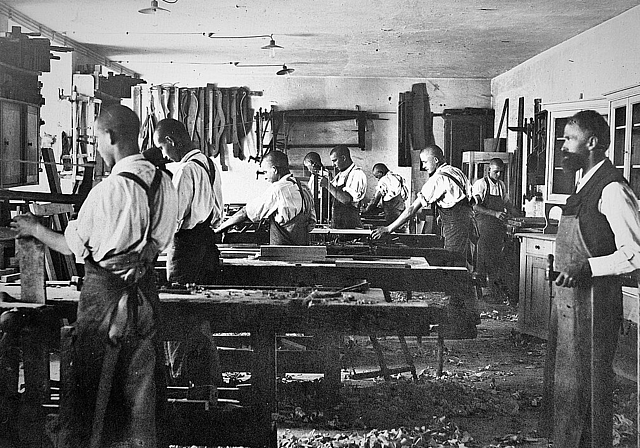 Die Veränderungen, die in den Werkstätten deutlich erkennbar sind (Bild Schreinerei um 1900) .... (Bild: ZVG)
