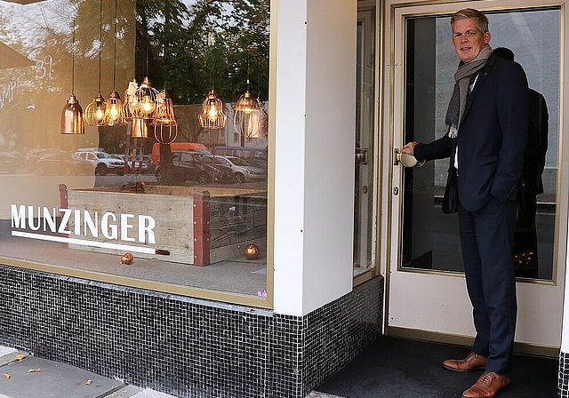 Wirtschaftsförderer Rolf Schmid freut sich über den Pop-up-Store «MUNZINGER», der bis am Sonntag, 22. Dezember Weihnachtsschmuck, Wohnaccessoires und Brocante anbietet. (Bild: mim)