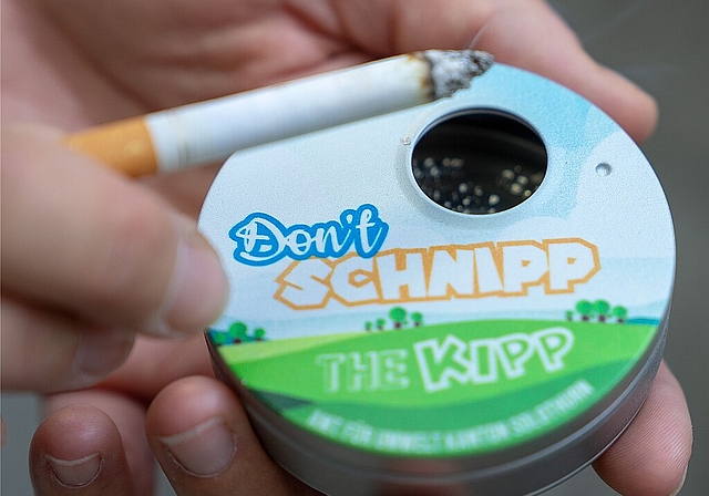 Das Amt für Umwelt verschenkt portable Aschenbecher. (Bild: ZVG)