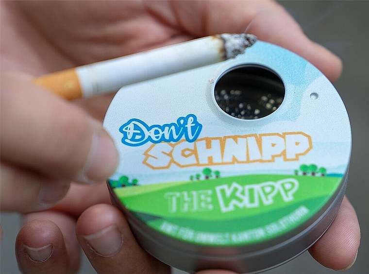 Das Amt für Umwelt verschenkt portable Aschenbecher. (Bild: ZVG)