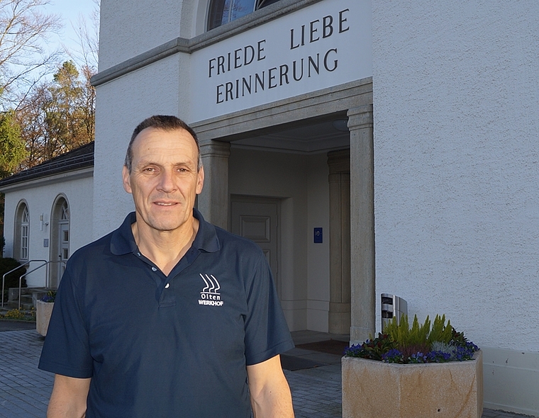 Friedhofwart Peter Kempf vor der Abdankungshalle auf dem Friedhof Meisenhard in Olten: «Am Ende haben alle Menschen die gleichen Bedürfnisse.» (Bild: Franz Beidler)