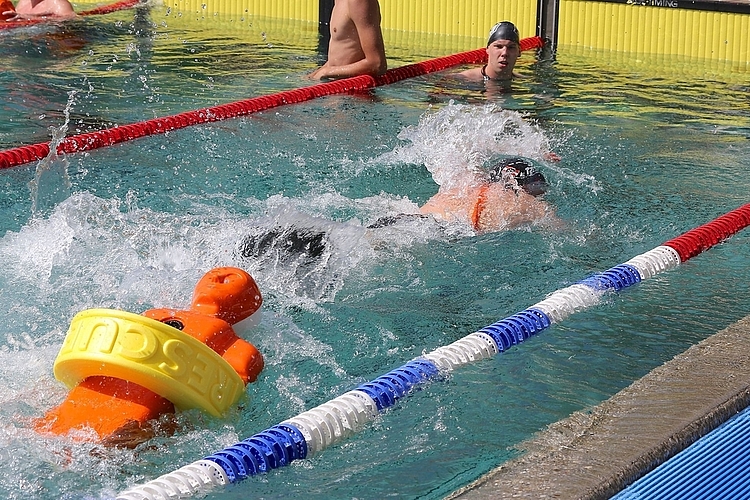 Mit Wasser gefüllte Puppen ziehen ist Teil der Ausbildung zum Rettungsschwimmer. Eine Disziplin, die auch an den regionalen Wettkämpfen des Vereins am Samstag, 24. August geprüft wird. (Bild: ZVG)
