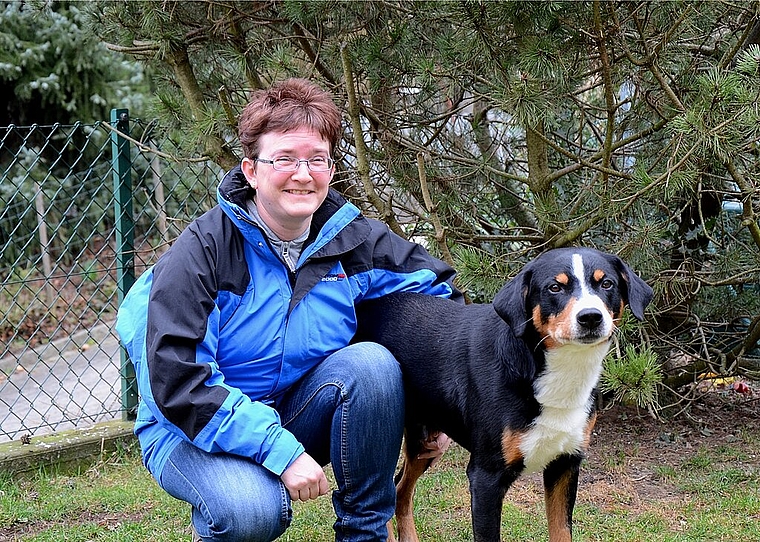 Cornelia Biedermann trainiert regelmässig mit ihrem Hund Darwin. N. König)