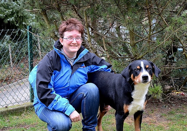 Cornelia Biedermann trainiert regelmässig mit ihrem Hund Darwin. N. König)

