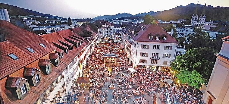 Blick aus luftiger Höhe auf das Festgelände im Frühsommer 2022. (Bild: SRF)