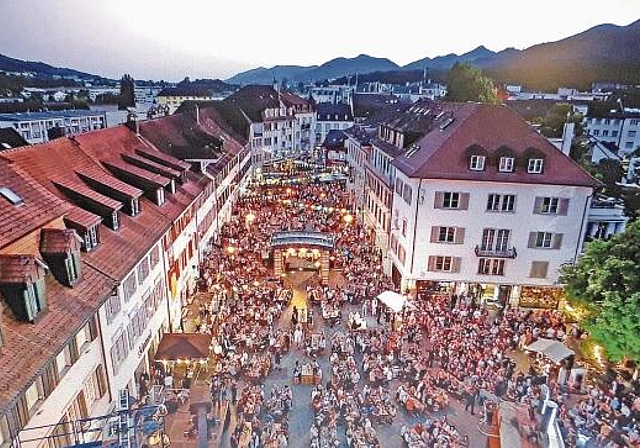 Blick aus luftiger Höhe auf das Festgelände im Frühsommer 2022. (Bild: SRF)