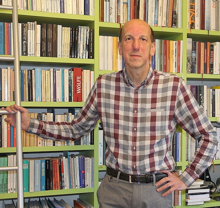 Der italienisch-schweizerische Doppelbürger Maurizio Tuccillo besitzt sowohl einen braunen «Passaporto» wie auch den roten Pass der «Confoederatio Helvetica». (Bild: Sonja Furter)