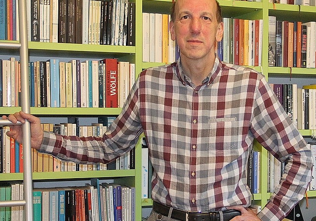 Der italienisch-schweizerische Doppelbürger Maurizio Tuccillo besitzt sowohl einen braunen «Passaporto» wie auch den roten Pass der «Confoederatio Helvetica». (Bild: Sonja Furter)