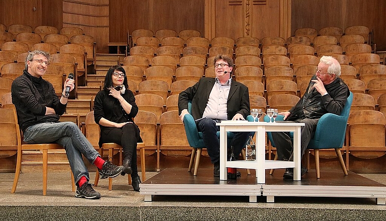 Die Autoren (v.l.) Lorenz Pauli, Tanja Kummer und Peter Bichsel im Gespräch mit Verleger Thomas Knapp (3. v.l.). (Bild: mim)