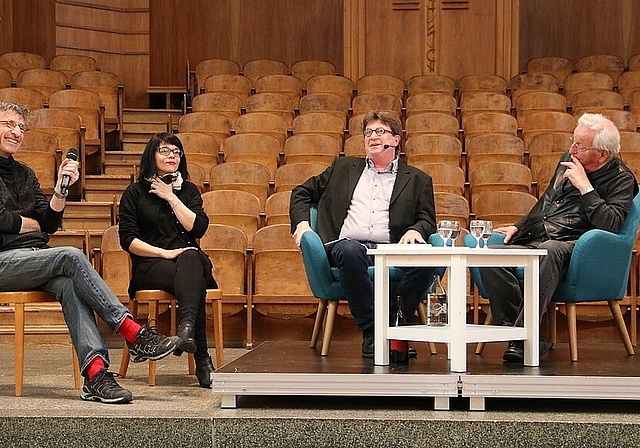 Die Autoren (v.l.) Lorenz Pauli, Tanja Kummer und Peter Bichsel im Gespräch mit Verleger Thomas Knapp (3. v.l.). (Bild: mim)