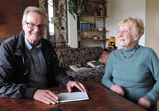 Herzspezialist und Projektleiter Prof. Dr. med. Hugo Saner freut sich, dass bei Heidi Hofmann vor wenigen Wochen der «StrongAge»-Dienst installiert werden konnte. (Bild: ZVG)