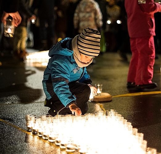 Ein starkes Zeichen für den Frieden setzten die rund 250 anwesenden Kinder, Jugendlichen und Erwachsenen. (Bild: Christina Brun)