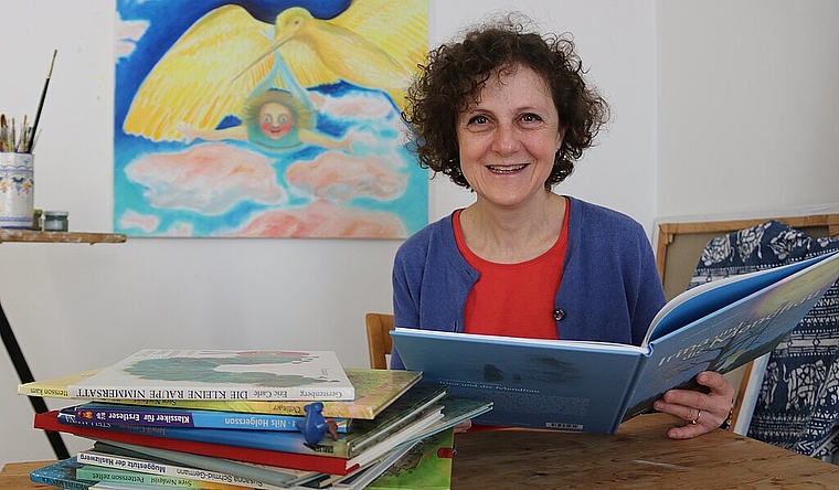 Die Oltner Kunstmalerin und Kinderbuchautorin Cornelia Kaufmann im Atelier in ihrem Wohnhaus in Olten. (Bild: mim)
