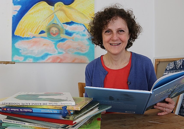 Die Oltner Kunstmalerin und Kinderbuchautorin Cornelia Kaufmann im Atelier in ihrem Wohnhaus in Olten. (Bild: mim)
