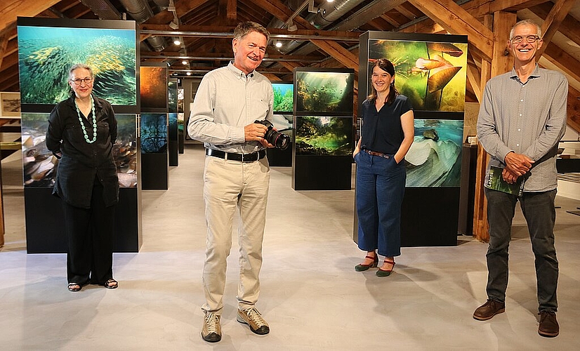 Das Haus der Museen hat sich dem Wasser verschrieben (v.l.): die Leiterin des Historischen Museums Luisa Bertolaccini, Fotograf Michel Roggo, die Leiterin des Archäologischen Museums Kanton Solothurn Karin Zuberbühler und der Leiter des Hauses der Museen und des Naturmuseum Dr. Peter F. Flückiger. (Bild: mim)
