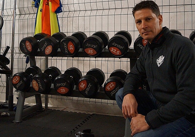 Headcoach Chris Bartolone im Kraftraum des EHC Olten, wo seine Spieler vor jeder Eiszeit Gewichte stemmen. (Bild: Franz Beidler)