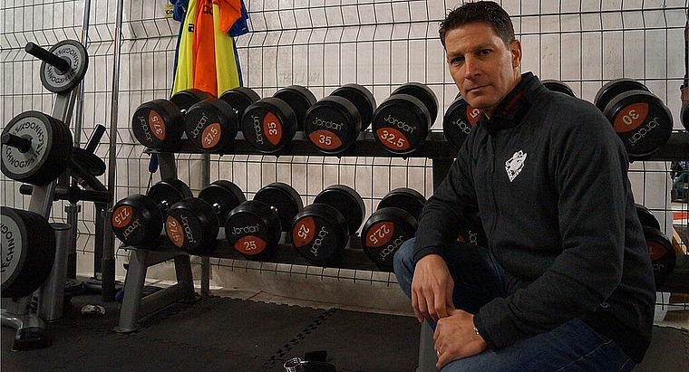 Headcoach Chris Bartolone im Kraftraum des EHC Olten, wo seine Spieler vor jeder Eiszeit Gewichte stemmen. (Bild: Franz Beidler)