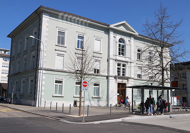 Es gibt keine Verlegung der Kindergärten ins Hübelischulhaus, dafür soll dieses möglichst rasch einen erweiterten Spielplatzbereich erhalten. (Bild: Archiv/mim)
