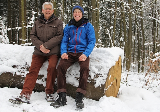 Forstingenieur Ruedi Iseli (links) mit Kursleiter Matthias Vogel, der während vier Jahren den Robi Spielplatz geleitet hat. (Bild: mim)
