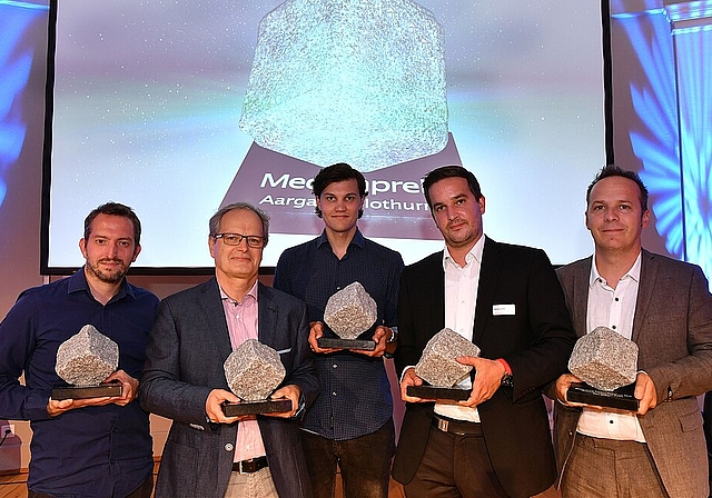 Preisverleihung 19. Medienpreis Aargau/Solothurn:die Preisträger (v.l.) Chris Iseli, Jörg Meier, Mario Fuchs (alle AZ Aargauer Zeitung), Stefan Lanz (Tele M1) und Alex Moser (SRF). (Bild: Bruno Kissling)