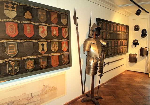 Der neu eingerichtete Raum mit Gegenständen und Plänen von der Festung Aarburg. (Bild: ZVG)