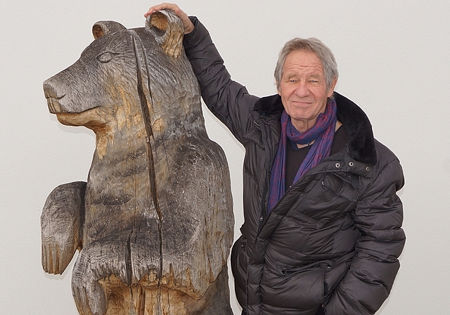 Tinu Heiniger mit dem Berner Bären beim Schloss in Schöftland: «Ich schätze das Persönliche im Dorf.» (Bild: Franz Beidler)