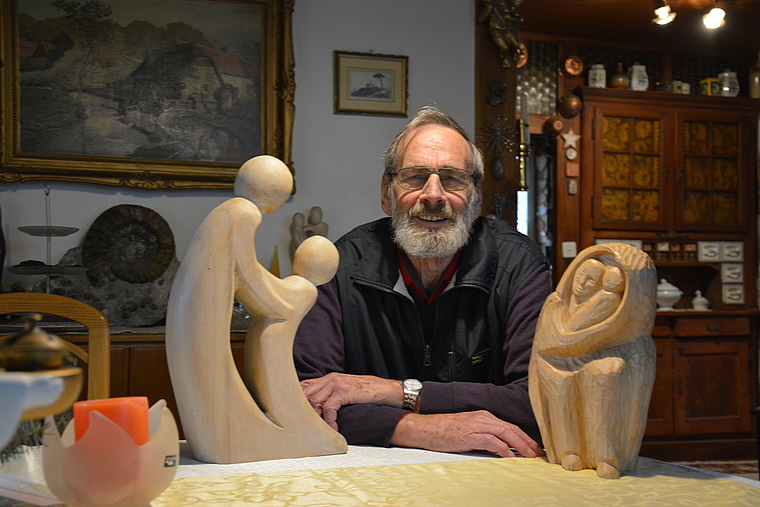 Meinrad Schmid inmitten einer Kleinstauswahl seiner hölzernen Kunstwerke. (Bild: B. Beyeler)