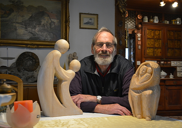 Meinrad Schmid inmitten einer Kleinstauswahl seiner hölzernen Kunstwerke. (Bild:  B. Beyeler)