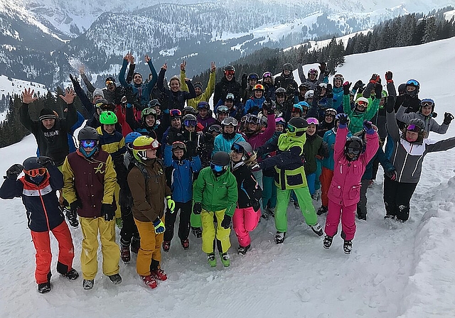 Strahlende Gesichter von den Teilnehmern des Wintersportlagers. (Bild: ZVG)
