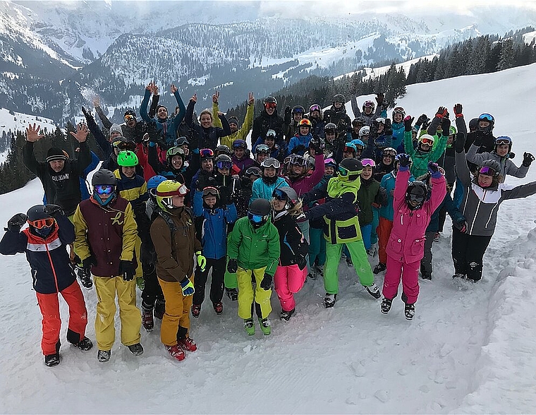 Strahlende Gesichter von den Teilnehmern des Wintersportlagers. (Bild: ZVG)