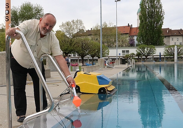 Das neue Edelstahlbecken ist fertig und Chefbademeister Thomas Müller verzeichnet bereits baditaugliches 23 Grad warmes Wasser. (Bild: mim)