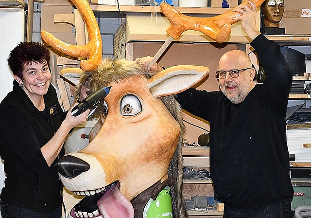 Es begann mit einer Bohr- und einer Nähmaschine und viel Durchhaltewillen: Sandra und Bio Bionda im Atelier von Bionda Maskenbau in Winznau. Inzwischen entstehen hier 1’100 Fasnachtsmasken pro Jahr. (Bild: Franz Beidler)
