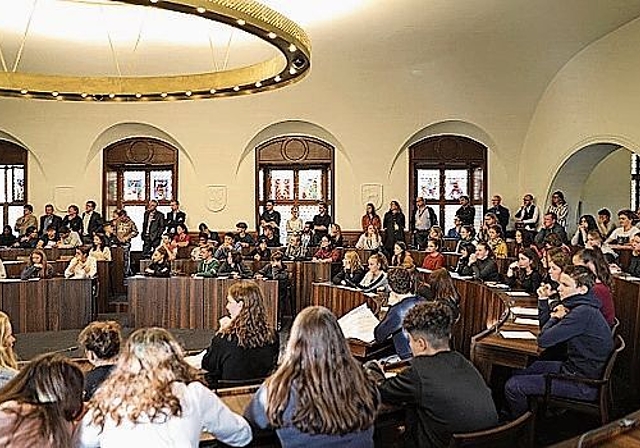 Jugendpolittag 2019 – die Jugendliche präsentieren ihre Ideen im Kantonsratsaal. (Bild: ZVG)