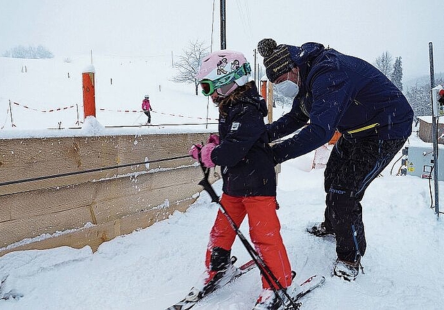 Martin Rubitschung, Präsident des Skiliftvereins Gsahl, hilft einer Nachwuchsskifahrerin beim «Einbügeln». (Bild: Achim Günter)