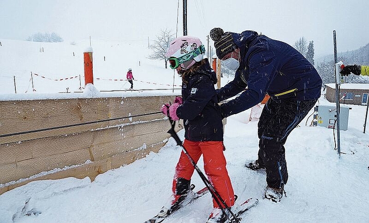 Martin Rubitschung, Präsident des Skiliftvereins Gsahl, hilft einer Nachwuchsskifahrerin beim «Einbügeln». (Bild: Achim Günter)
