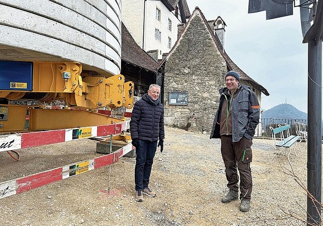 Stiftungsratspräsident Georg Berger (links) stattet dem Schlosswart Stefan Bernhard regelmässig einen Besuch ab. (Bild: CAR)