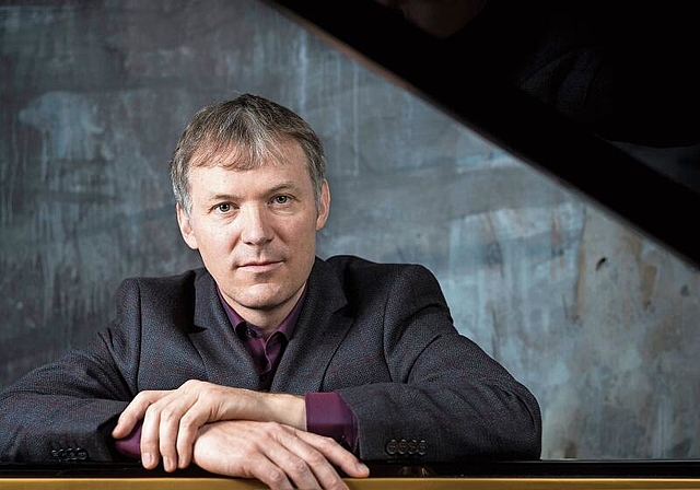 Der Pianist Reto Reichenbach bietet ein buntes Programm. (Bild: Tobias Sutter)