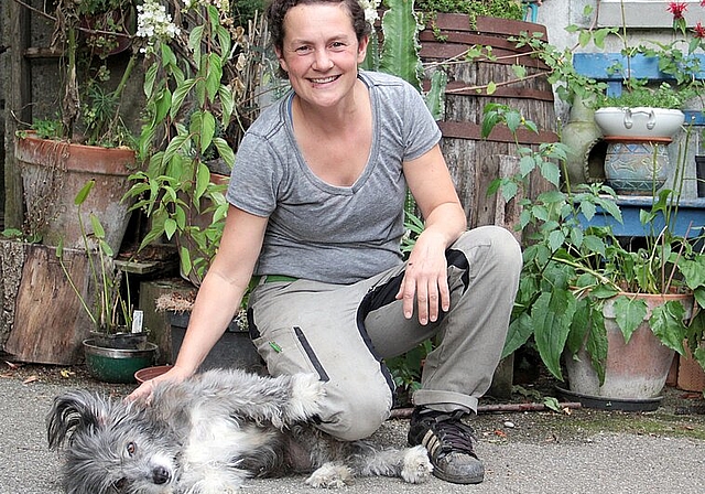 Eine Prise Napoli, Gene vom Dackel und ein Hirtenhund zum Vater. Hündin Lucie-Lu ist seit neun Jahren die treue Begleiterin von Bäuerin Susie Bader. (Bild: S. Furter)