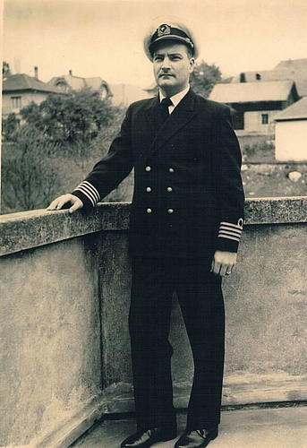 Kapitän Jack Voirol um 1954 in Kapitänsuniform auf der heimischen Terrasse in Tavannes. (Bild: Privatarchiv Claude Voirol)