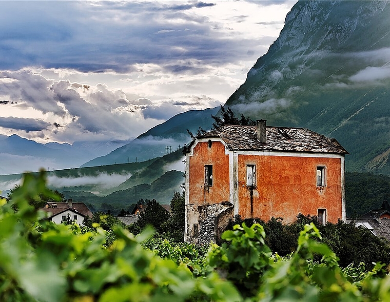 Ein altes Haus in den Reben mitten in Sierre nach einem nächtlichen Gewitter. (Bild: André Albrecht)