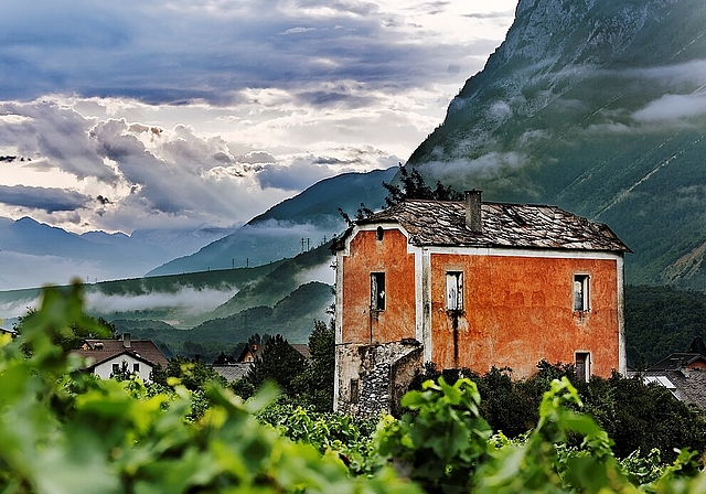 Ein altes Haus in den Reben mitten in Sierre nach einem nächtlichen Gewitter. (Bild: André Albrecht)