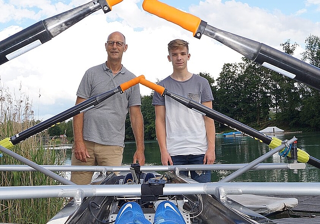 Trainer Roger Grepper (l.) und Nachwuchsruderer Simon Uske, der mit dem abgebildeten Boot an den letzten Schweizer Meisterschaften die Bronze-Medaille im Doppelzweier holte. (Bild: Franz Beidler)